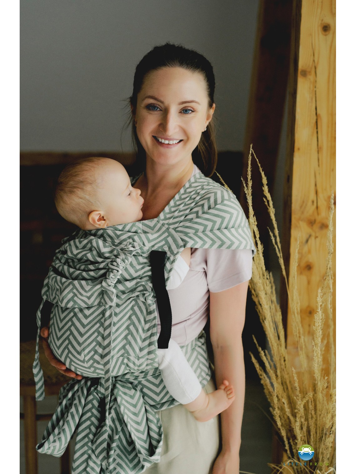 Little Frog Cross Hybrid – ergonomisks pusriņķa slings no dzimšanas