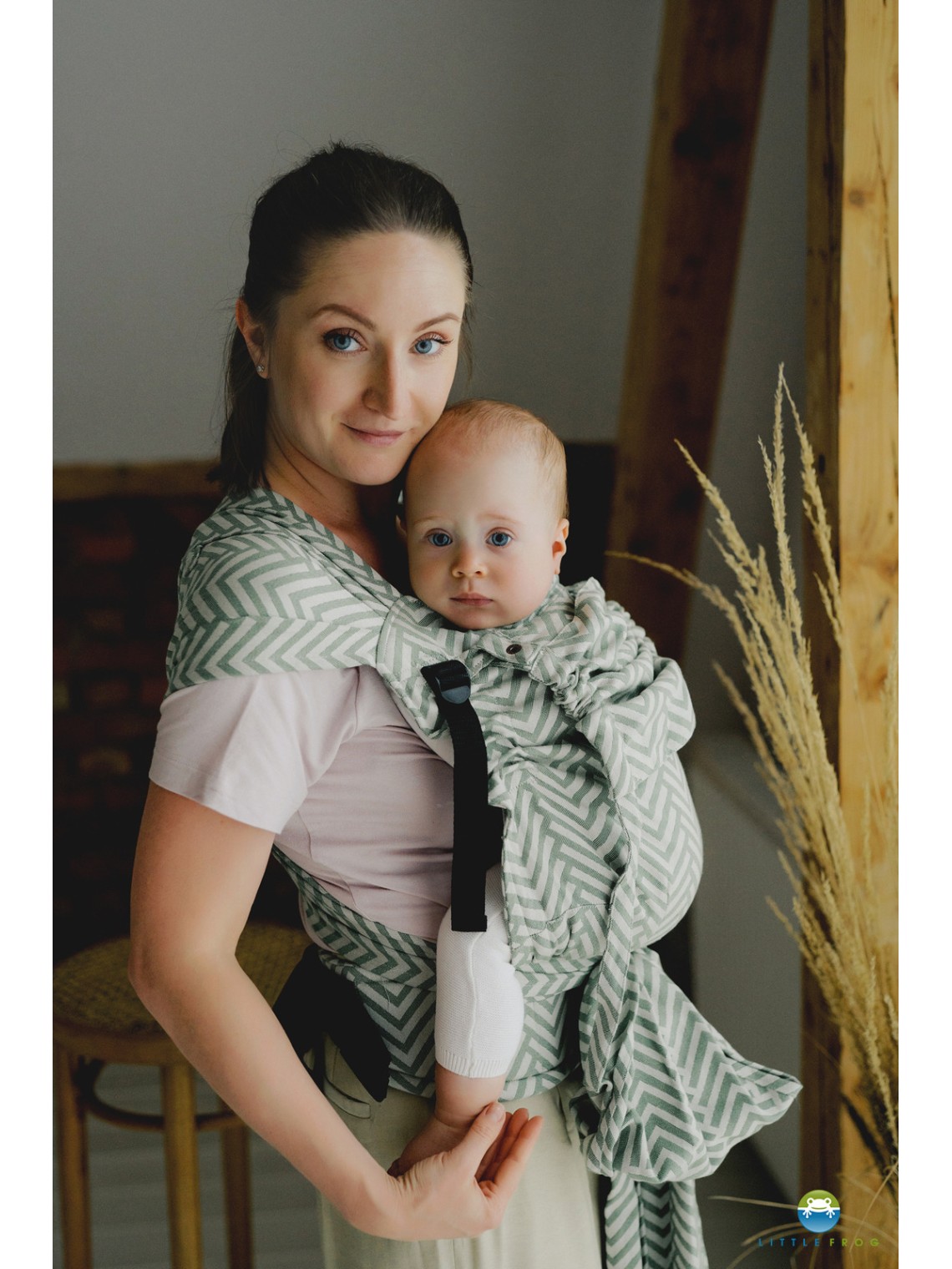 Little Frog Cross Hybrid – ergonomisks pusriņķa slings no dzimšanas