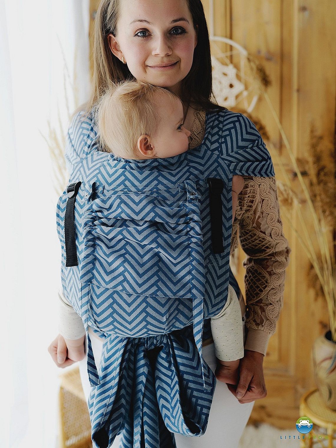 Little Frog Cross Hybrid – ergonomisks pusriņķa slings no dzimšanas
