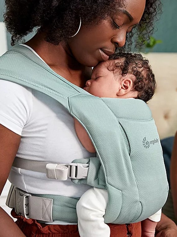 Ergobaby Embrace – soft and compact newborn carrier