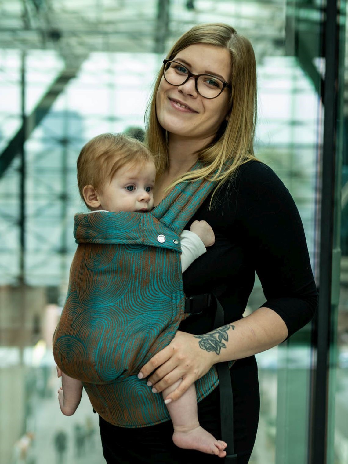 QUSY Standard 2.0 – ergonomisks, regulējams bērnu slings QUSY Standard 2.0 – ergonomisks, regulējams bērnu slings