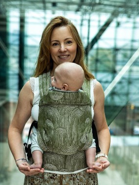 QUSY Standard 2.0 – ergonomisks, regulējams bērnu slings QUSY Standard 2.0 – ergonomisks, regulējams bērnu slings