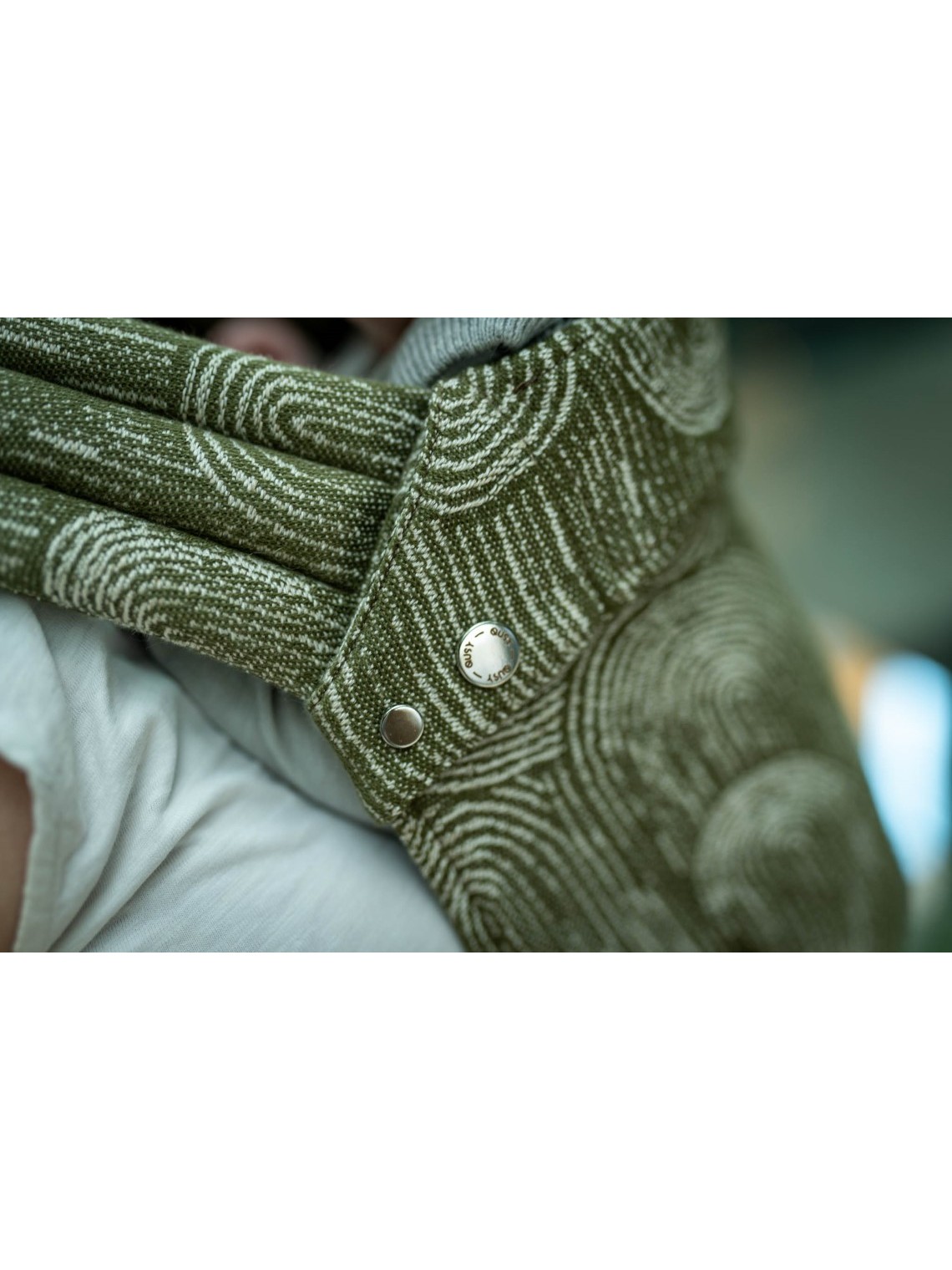 QUSY Standard 2.0 – ergonomisks, regulējams bērnu slings QUSY Standard 2.0 – ergonomisks, regulējams bērnu slings