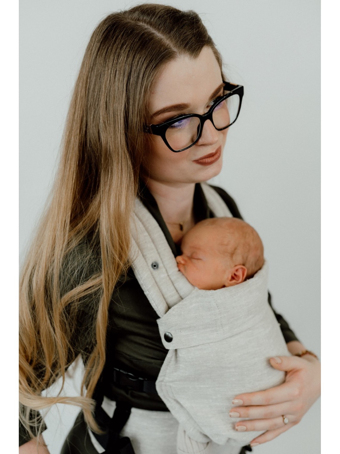 QUSY MINI 2.0 – īpaši viegls un regulējams bērnu slings QUSY MINI 2.0 – īpaši viegls un regulējams bērnu slings