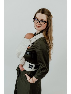 QUSY MINI 2.0 – īpaši viegls un regulējams bērnu slings QUSY MINI 2.0 – īpaši viegls un regulējams bērnu slings