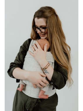QUSY MINI 2.0 – īpaši viegls un regulējams bērnu slings QUSY MINI 2.0 – īpaši viegls un regulējams bērnu slings