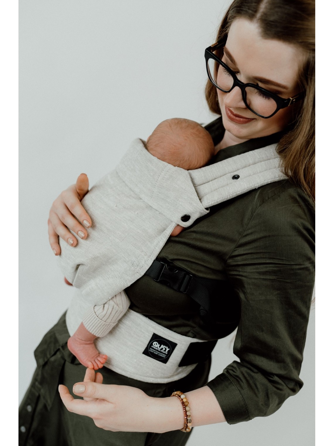 QUSY MINI 2.0 – īpaši viegls un regulējams bērnu slings QUSY MINI 2.0 – īpaši viegls un regulējams bērnu slings