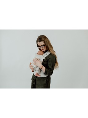 QUSY MINI 2.0 – īpaši viegls un regulējams bērnu slings QUSY MINI 2.0 – īpaši viegls un regulējams bērnu slings