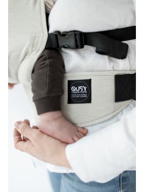 QUSY MINI 2.0 – īpaši viegls un regulējams bērnu slings QUSY MINI 2.0 – īpaši viegls un regulējams bērnu slings